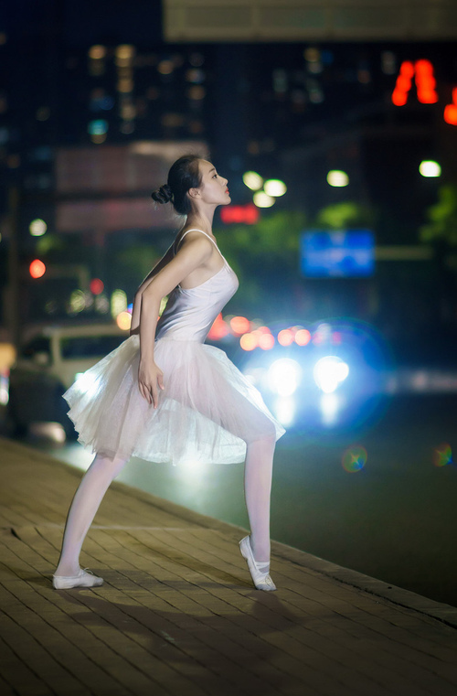 场馆升级改造完成新引入灯光与音响系统提升赛事氛围，场馆建设