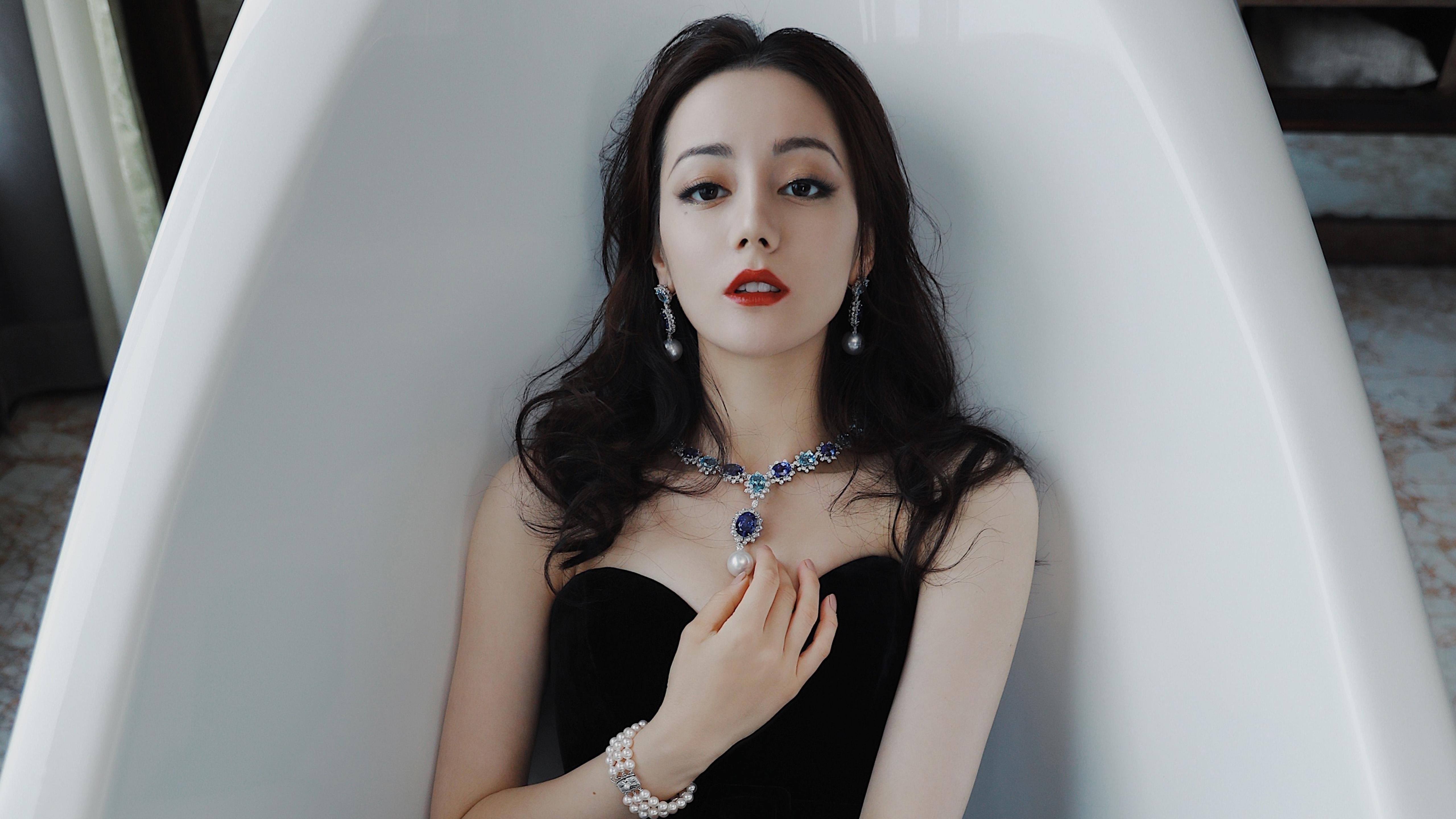 爱游戏在线登录入口-足球运动员参加公益跑活动，助力全民健身宣传，足球运动员宣传照